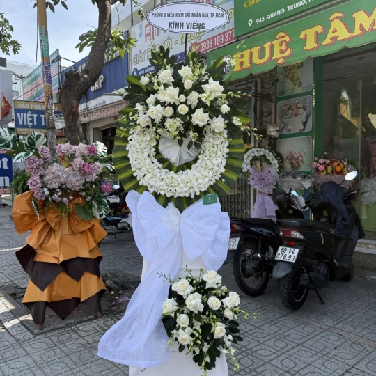 Sacred White Remembrance – Vòng Hoa Kính Viếng Thanh Khiết 