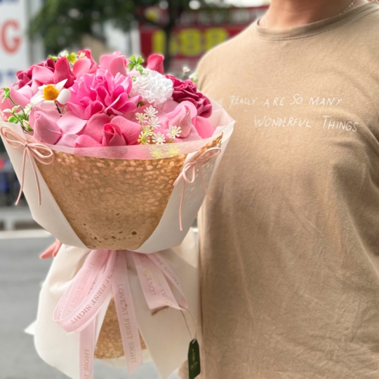 Bó Hoa Sáp Hồng Ngọt Ngào – Pink Romance 