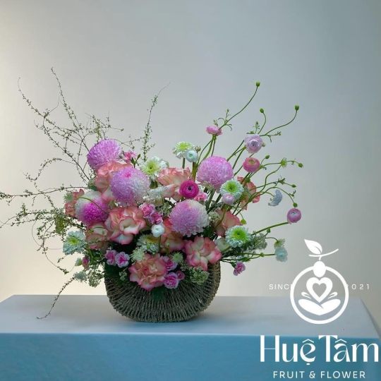 Giỏ hoa style hiện đại tone hồng hoa mẫu đơn vip  
