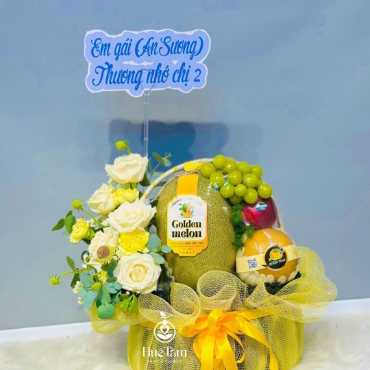 Giỏ quà trái cây trang trí hoa 1 bên tone vàng trắng 