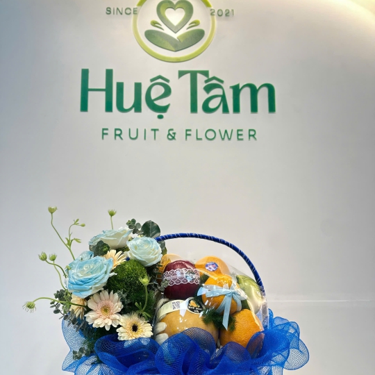 Giỏ quà trái cây trang trí hoa 1 bên tone xanh  
