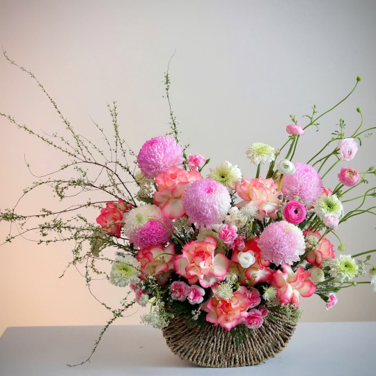 Giỏ hoa tone hồng hiện đại luxury  