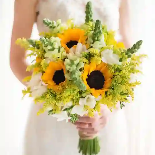 💛 Bó Hoa Cưới Hướng Dương – Nắng Ấm Trăm Năm 