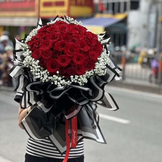 “Bó Hoa Hồng Đỏ Ngọt Ngào Lãng Mạn”:  