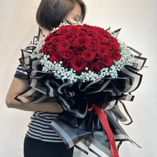 “Bó Hoa Hồng Đỏ Ngọt Ngào Lãng Mạn”: 