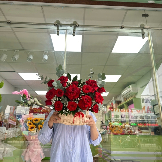 Giỏ Hoa Hồng Đỏ Lãng Mạn  