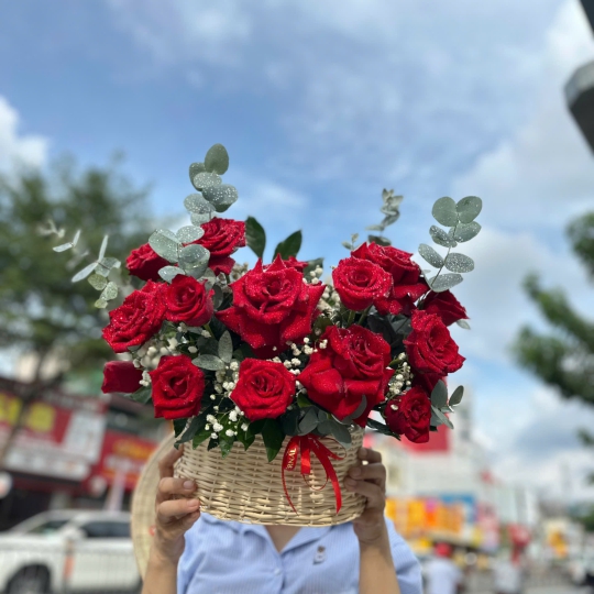 Giỏ Hoa Hồng Đỏ Lãng Mạn  