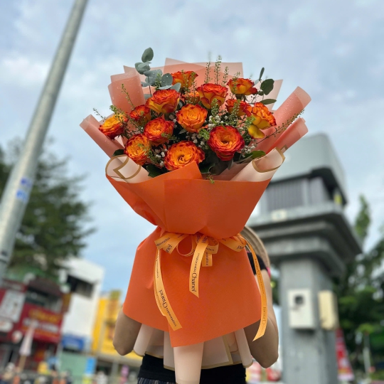 “Bó Hoa Hồng Cam Ngập Tràn Yêu Thương” 🌺✨ 