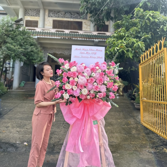 “Kệ Hoa Khai Trương Hồng Phát Rạng Ngời 🌸” 