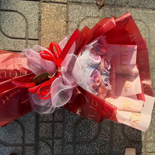 🎀 Bó Hoa Sáp Lụa Đỏ – Yêu Thương Trọn Vẹn 