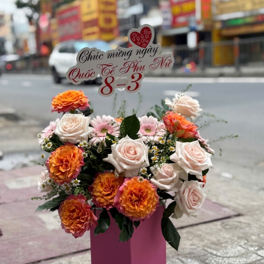 Giỏ Hoa Hồng Mix – Lời Chúc Dịu Êm 