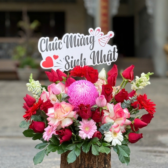 💐 Giỏ Hoa Chúc Mừng – Sắc Hoa Yêu Thương 