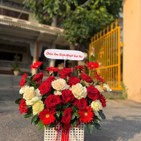 💖 Giỏ Hoa Red Bloom – Yêu Thương Trọn Ngày 