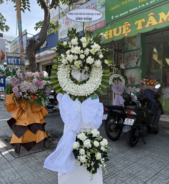 Sacred White Remembrance – Vòng Hoa Kính Viếng Thanh Khiết