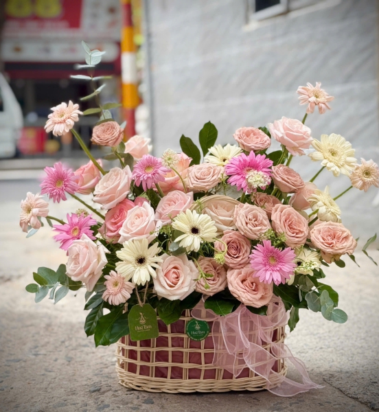 Giỏ Hoa Hồng Pastel Phối Cúc – Vườn Hoa Dịu Ngọt