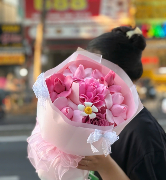 Bó Hoa Sáp Hồng Nguyệt – Dịu Dàng Say Đắm