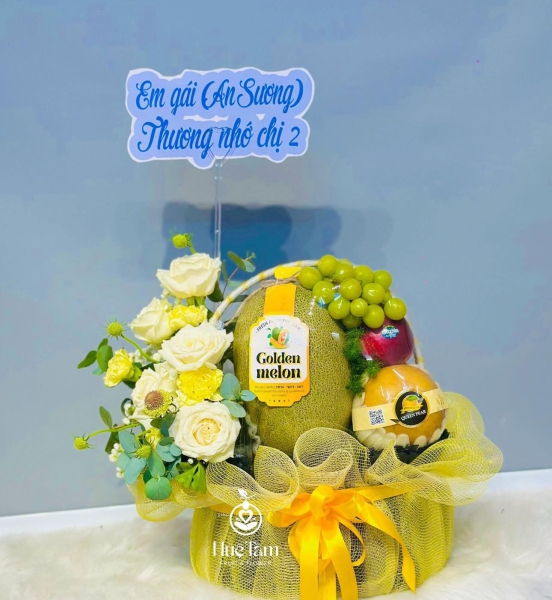 Giỏ quà trái cây trang trí hoa 1 bên tone vàng trắng