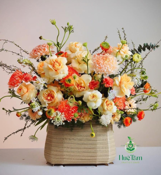 Giỏ hoa hiện đại tone cam