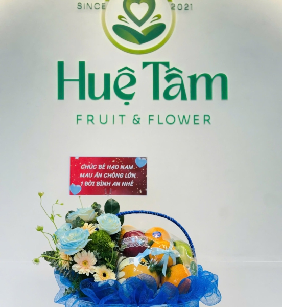 Giỏ quà trái cây trang trí hoa 1 bên tone xanh