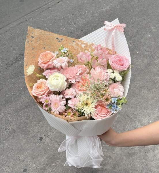 💗 Bó Hoa Sweet Blush – Dịu Dàng Nâng Niu