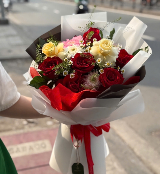 🌹 Bó Hoa Hồng Mix – Lời Yêu Rực Rỡ